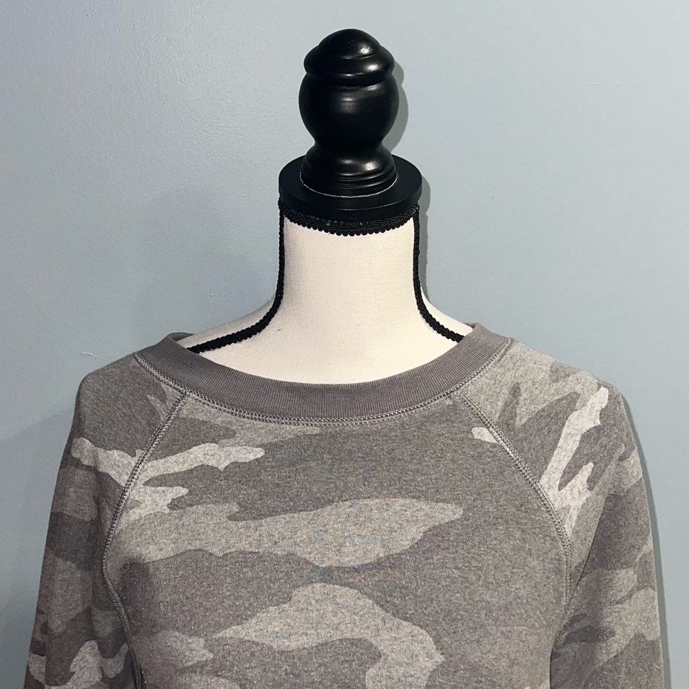 American eagle- camo crewneck - Picture 2 of 5